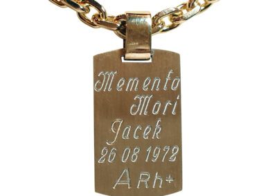 Złoty nieśmiertelnik z grawerem: grupa krwi, data urodzenia i imię
