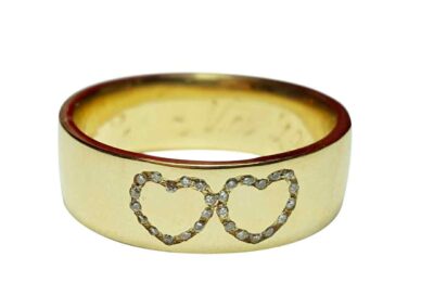 Szeroka złota obrączka z wyciętym ażurowym wzorem serca