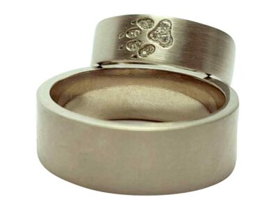 Srebrna obrączka z wygrawerowanym odciskiem łapy psa