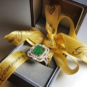 Pierścionek Emerald z naturalnym szafirem i brylantami.